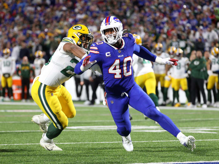 Miller gets around a block during a 2022 game against the Green Bay Packers.